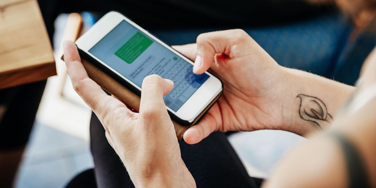 WhatsApp-User schreibt Nachrichten in der App auf dem Smartphone