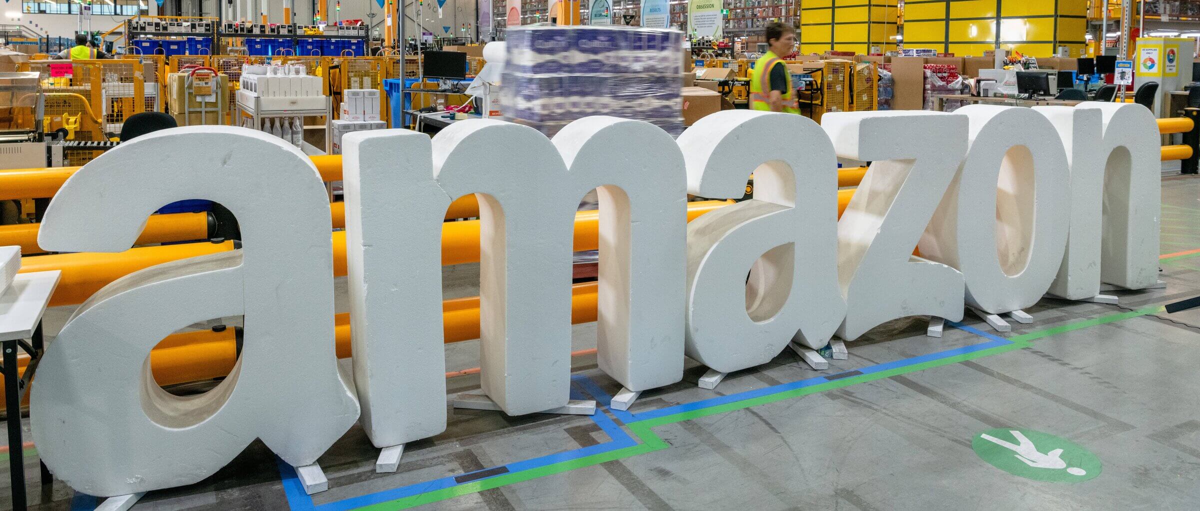 3D Amazon Logo in Lagerthalle