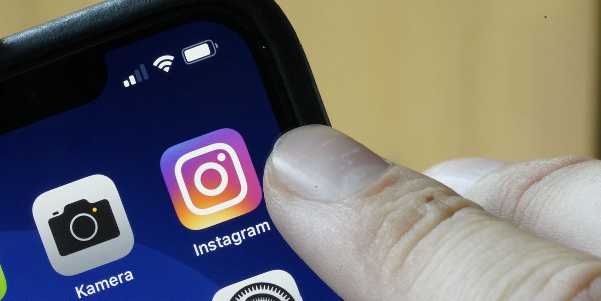 Smartphone mit Instagram App auf dem Bildschirm