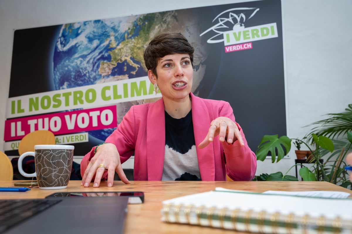 Grüne-Politikerin vor Wahlschild