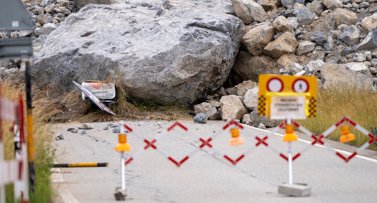 Grosser Felsbrocken liegt Bergfuss nach Bergsturz
