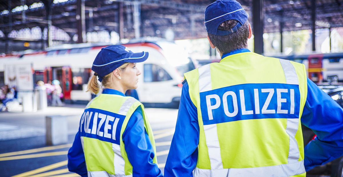 Zwei Polizisten mit Warnweste im Basler Bahnhof