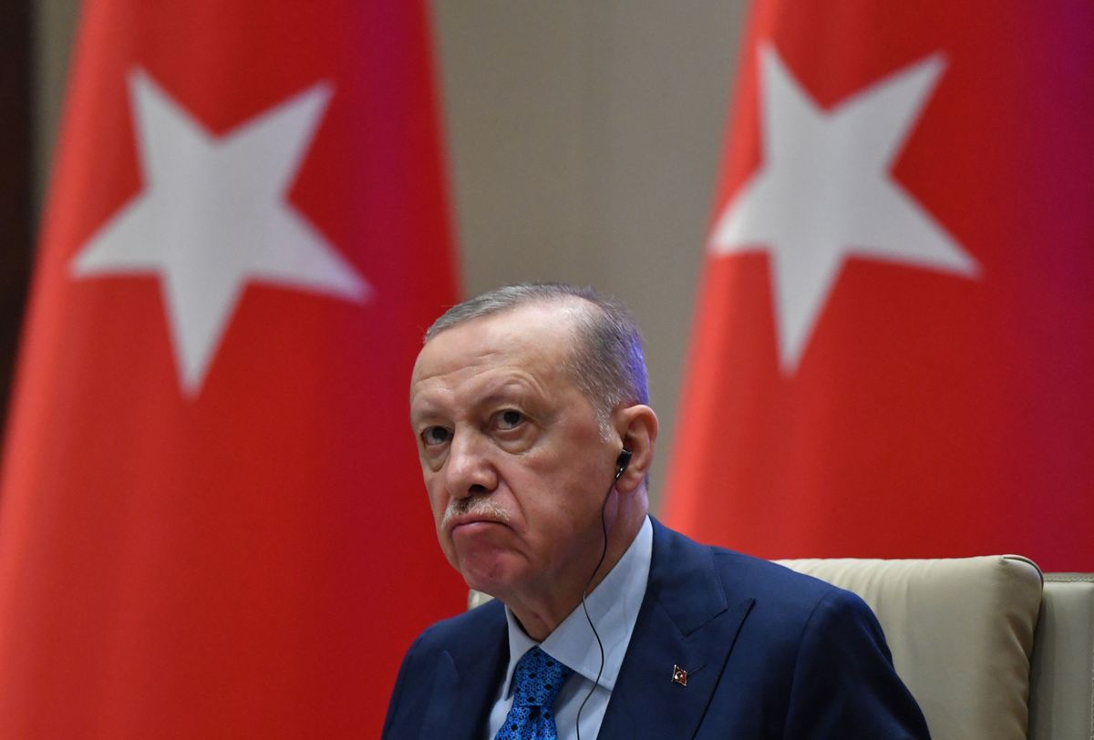 Recep Tayyip Erdoğan vor türkischer Flagge
