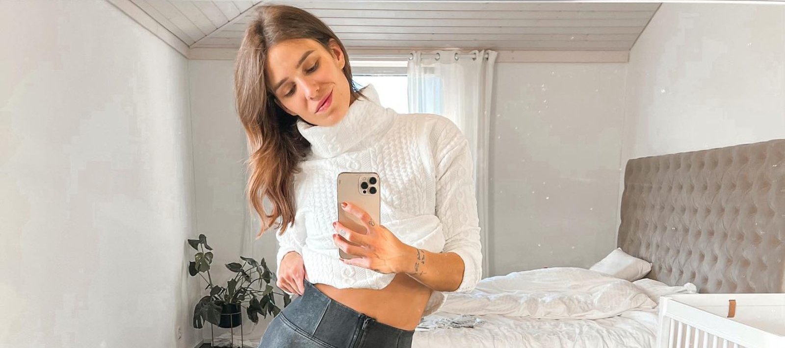 Influencerin Anja Zeidler erstellt Selfie vor Spiegel