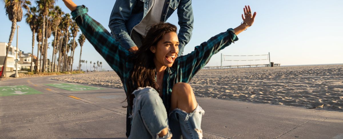 Paar hat Spass an kalifornischem Strand