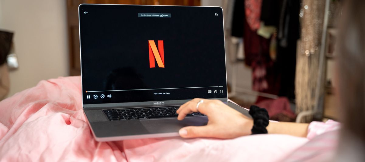 Laptop Bildschirm zeigt Logo von Netflix