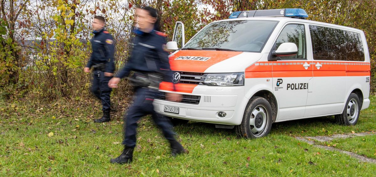Zwei Polizisten vor Kastenwagen der Kantonspolizei Zürich