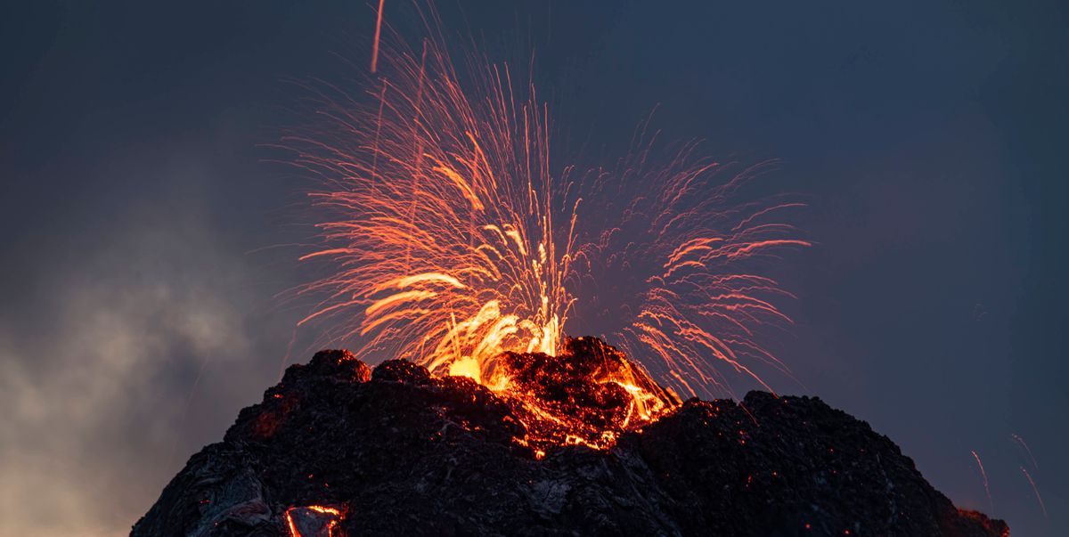 Vulkan speit Lava in den Nachthimmel