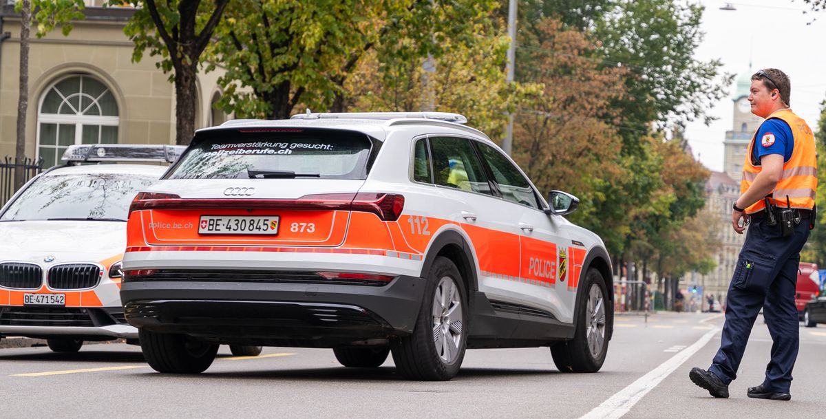 Polizist der Stadtpolizei Bern vor Polizeiauto