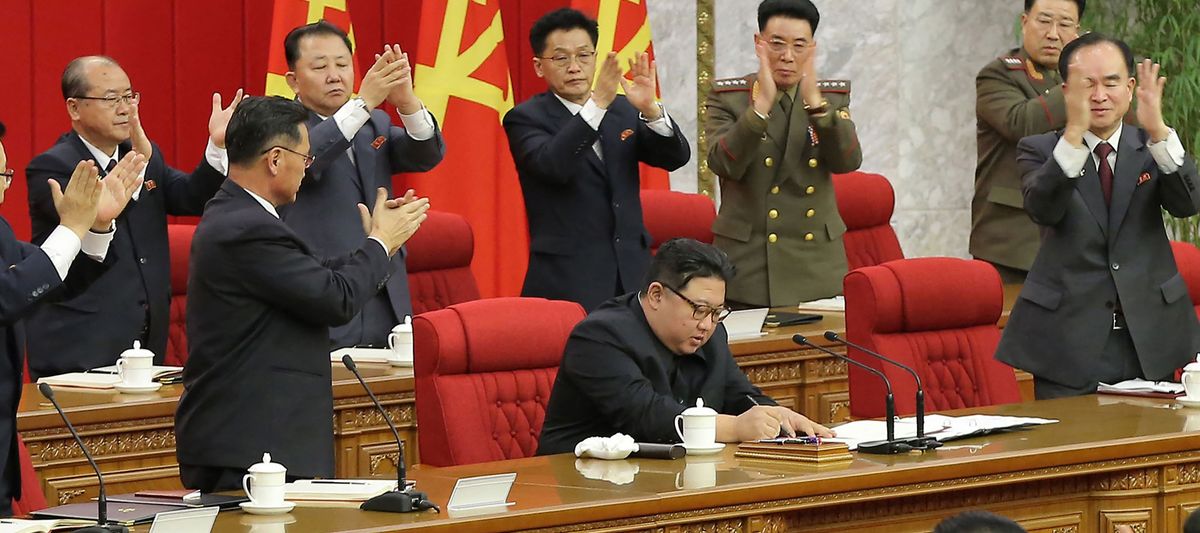 Kim-Jong-Un unterschreibt Dekret und nordkoreanische Abgeordnete klatschen Beifall
