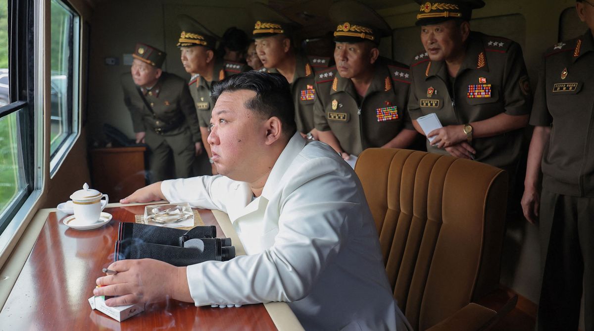 Kim Jong-Un von nordkoreanischen Militärs umgeben