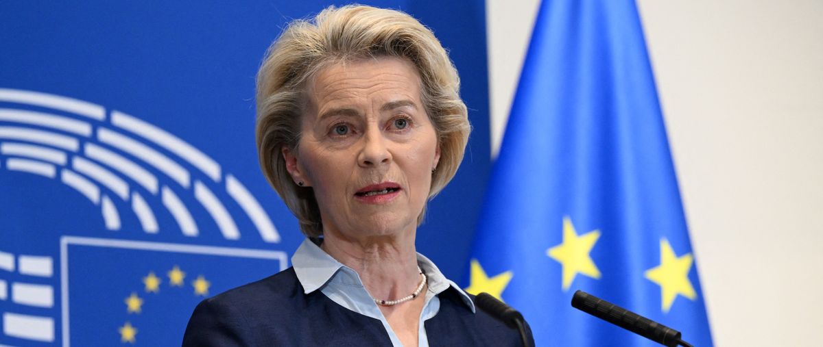 Ursula von der Leyen hält Ansprache vor EU-Flagge