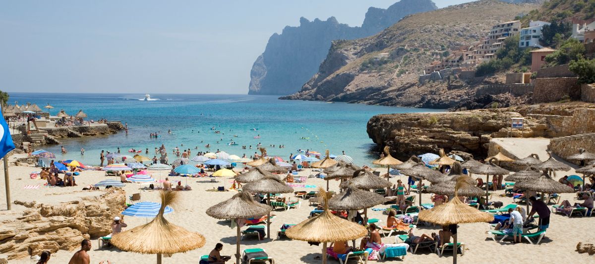 Strandkörbe und Meeresblick an Strand in Mallorca