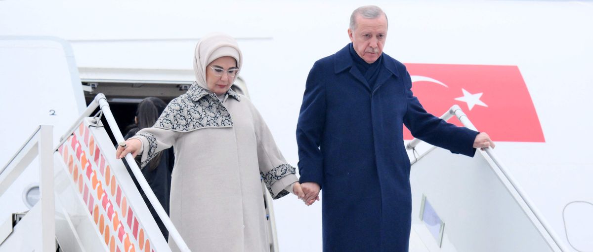 Recep Tayyip Erdoğan steigt mit Ehefrau aus Flugzeug