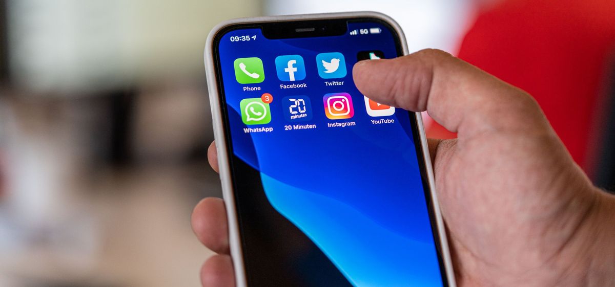 Smartphone mit Facebook App auf dem Bildschirm