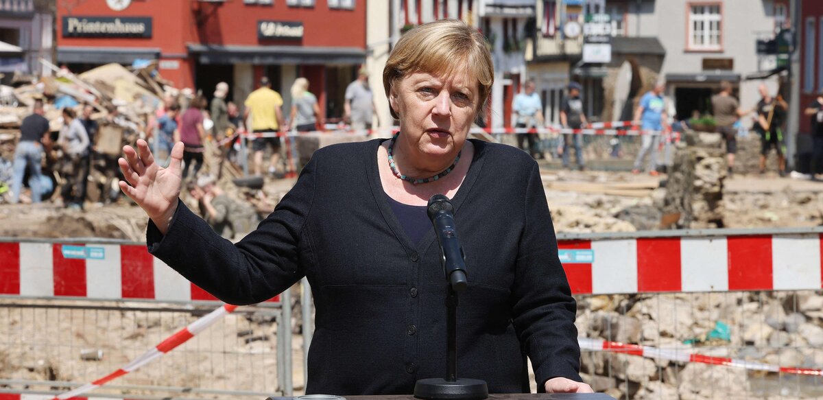 Angela Merkel vor Baustelle
