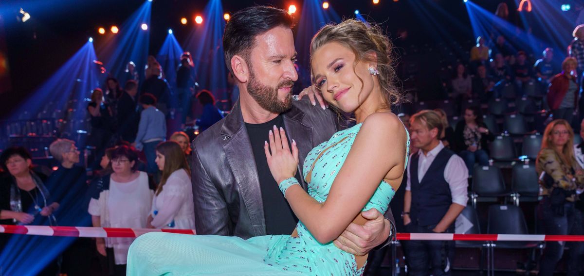 Michael Wendler hält Laura Müller im Arm
